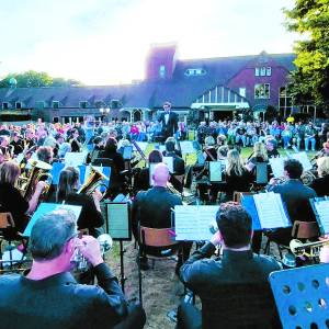 Sempre Excelsior concerteert, drumt en danst de zomer in