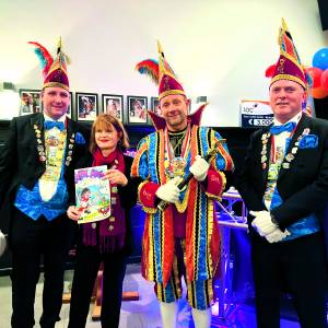 Aanbieden carnavalsmagazine aan burgemeester C. Kroon