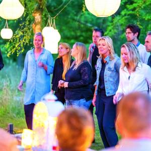 Zwoele Zomeravond viert lustrum in arboretum De Lutte