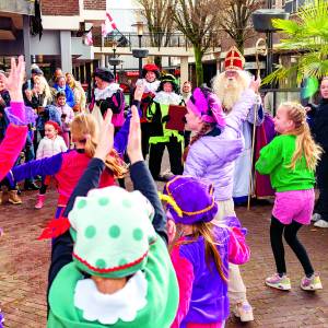 Sint & piet shoppen op de boerenmarkt in Losser