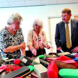 Stichting Matamba blij met door Vredehof ingezamelde brillen