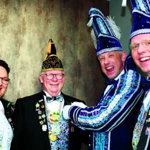 Jeroen ter Braak geëerd met 45e Orde van Verdienste door Carnavalsvereniging De Bosdûvelkes in De Lutte
