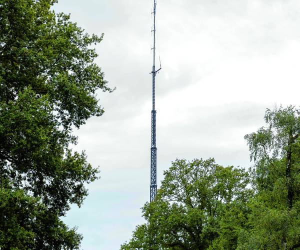 Voorstelling De Geheime Bende van Losser bereikt grote hoogte met zendmast van 75 meter!