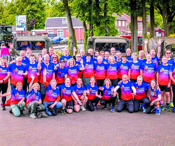 Grandioze intocht Vuurlopers in Overdinkel