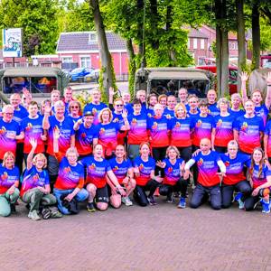 Grandioze intocht Vuurlopers in Overdinkel
