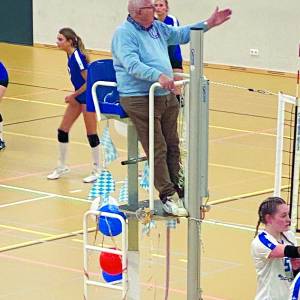 Henk Cordes neemt afscheid van scheidsrechterstoel bij Volley ’68