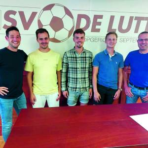 Ondertekening contracten en afscheid trainers SV De Lutte