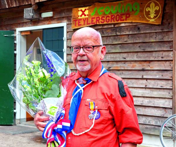 Koninklijke onderscheiding voor Cor Pit tijdens jubileumreceptie Scouting Teylersgroep