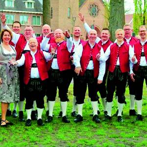 De Lutter Muzikanten spelen Onder De Bomen