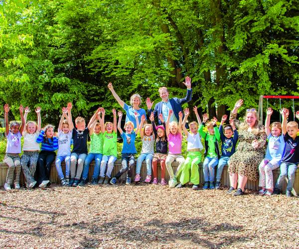 Wethouder Jan Engels geeft startsein voor waardplantenactie Groene Loper Losser Oldenzaal