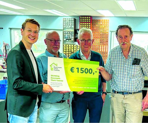 Duurzaam Thuis Twente ondersteunt verduurzaming Repaircafé Losser met cheque van € 1.500